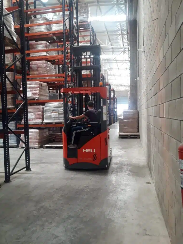 How Do You Use a Reach Truck? High-Density Warehousing Keys