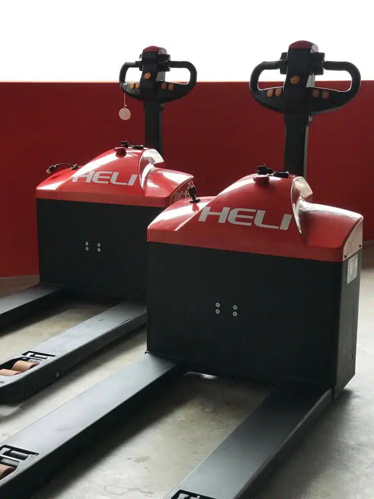 Zorra Eléctrica o Manual: ¿Cuál Elegir para tu Depósito?