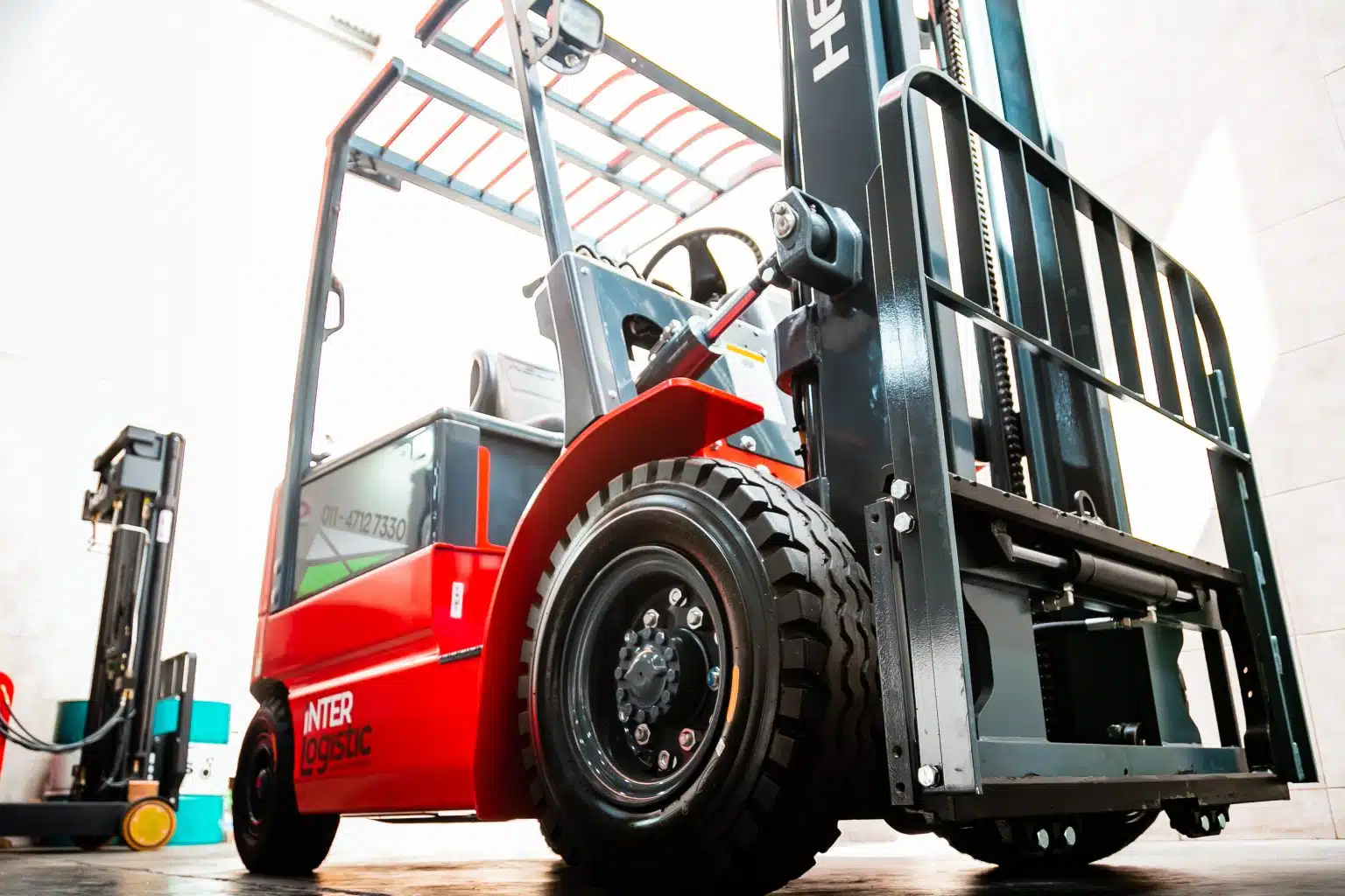Características del Autoelevador HELI de 2500 Kg: El Rey de la Logística Mediana